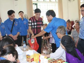Cục An toàn thực phẩm và Hội Thầy thuốc trẻ Việt Nam tổ chức thăm khám, phát thuốc, tặng quà cho các gia đình chính sách, người có công.