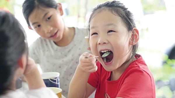 Làm thế nào để trẻ em không bị đau khi thay răng sữa?

