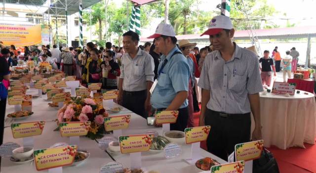 Vĩnh Long: Giám sát công tác an toàn thực phẩm phục vụ “Ngày hội Thanh trà, công diễn xác lập kỷ lục Việt Nam 135 món ẩm thực chế biến có nguyên liệu Thanh trà của Thị xã Bình Minh” ngày 12/4/2025.