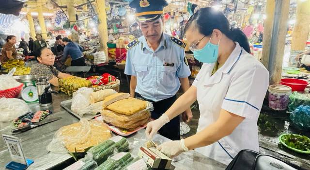 Hà Tĩnh: Test nhanh giò, chả, xúc xích, bún tại chợ Thành phố Hà Tĩnh
