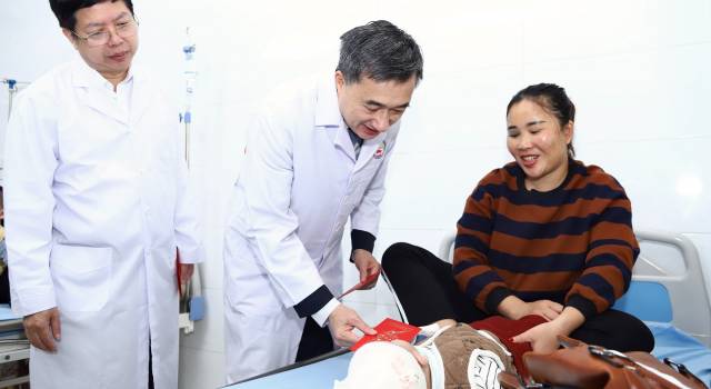 Thứ trưởng Bộ Y tế Trần Văn Thuấn thăm, chúc Tết và kiểm tra công tác trực Tết tại BVĐK Từ Sơn