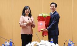 Bộ trưởng Bộ Y tế Đào Hồng Lan trao Quyết định bổ nhiệm Cục trưởng Cục An toàn thực phẩm