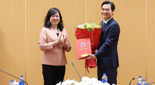 Bộ trưởng Bộ Y tế Đào Hồng Lan trao Quyết định bổ nhiệm Cục trưởng Cục An toàn thực phẩm